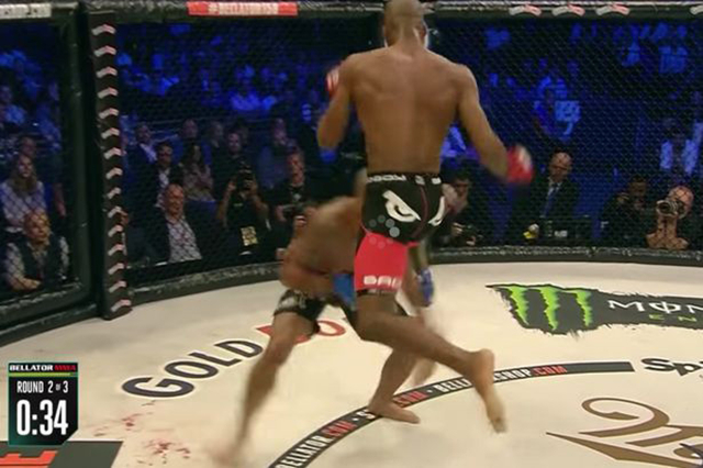 擂台飞膝盖命中对手,格斗擂台飞膝威力