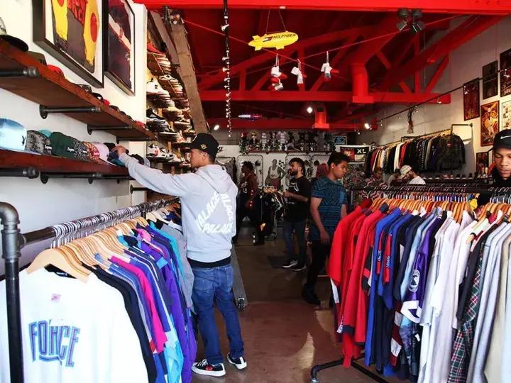 可能你手上的Supreme正是来自美国10几岁排队*党**!