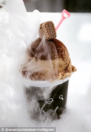 修仙专享冰淇淋！时尚冰淇淋店在冷冻甜点中加入干冰和液氮的效果