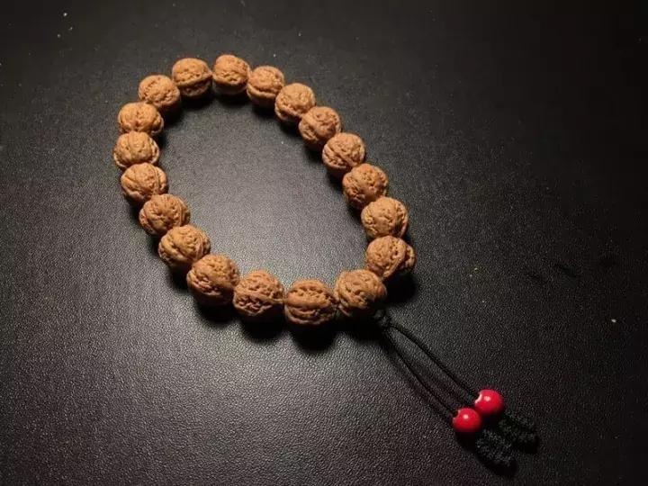 怎么挑选一串极品野生小核桃手串,野生核桃和普通核桃手串