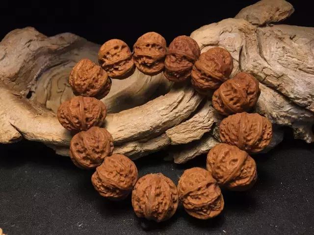 怎么挑选一串极品野生小核桃手串,野生核桃和普通核桃手串