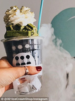 修仙专享冰淇淋！时尚冰淇淋店在冷冻甜点中加入干冰和液氮的效果