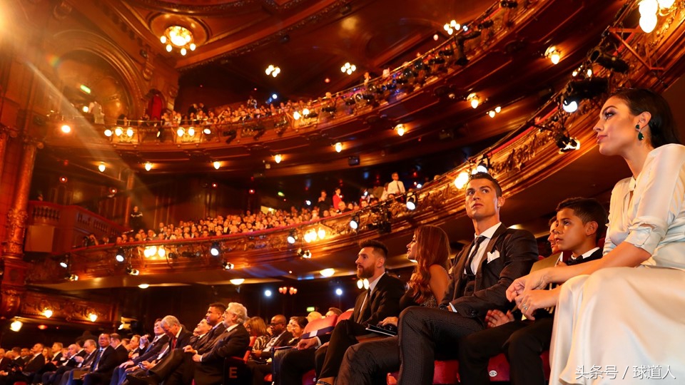 国际足联梅西c位捧杯,国际足联颁奖典礼梅西c罗罗本