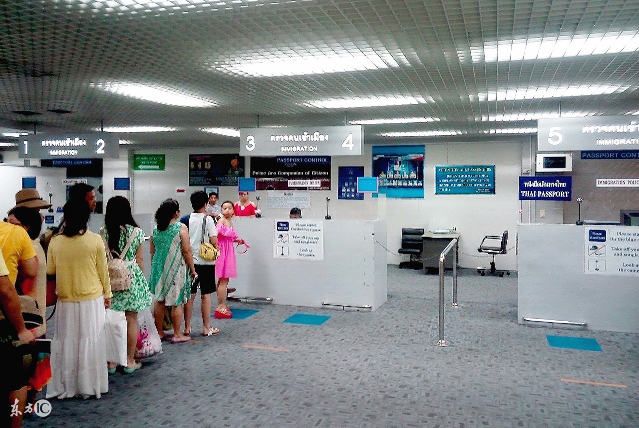 携带大量现金回国违法吗,携带超额人民币出境被查会没收吗