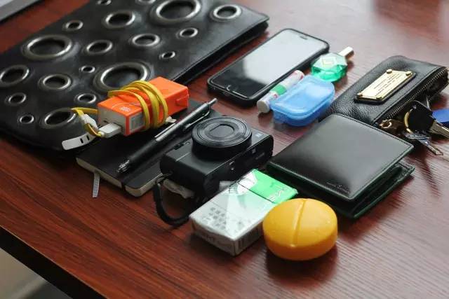 成都男人骚不骚,请看他的包