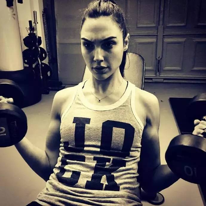 抢尽超人和蝙蝠侠风头的那个女人，到底是怎么样神奇的存在？