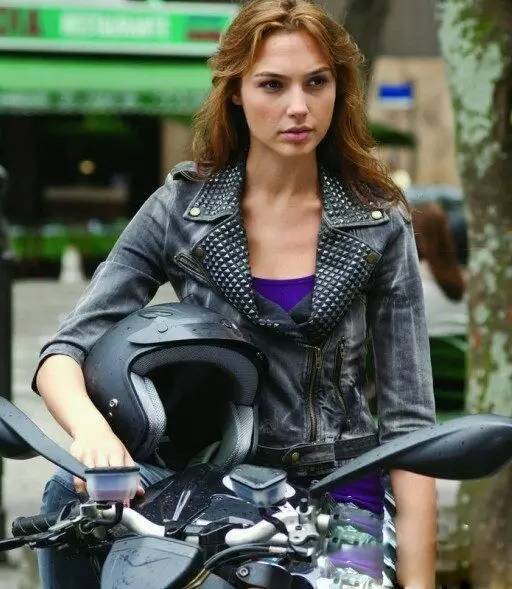 抢尽超人和蝙蝠侠风头的那个女人，到底是怎么样神奇的存在？