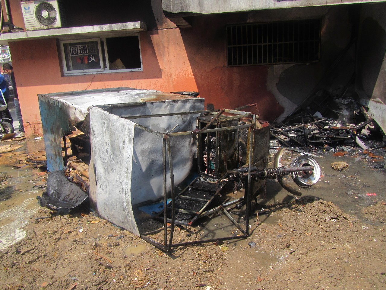 手白剁了？普惠苑一圆通快递车库被烧看完心疼小哥！