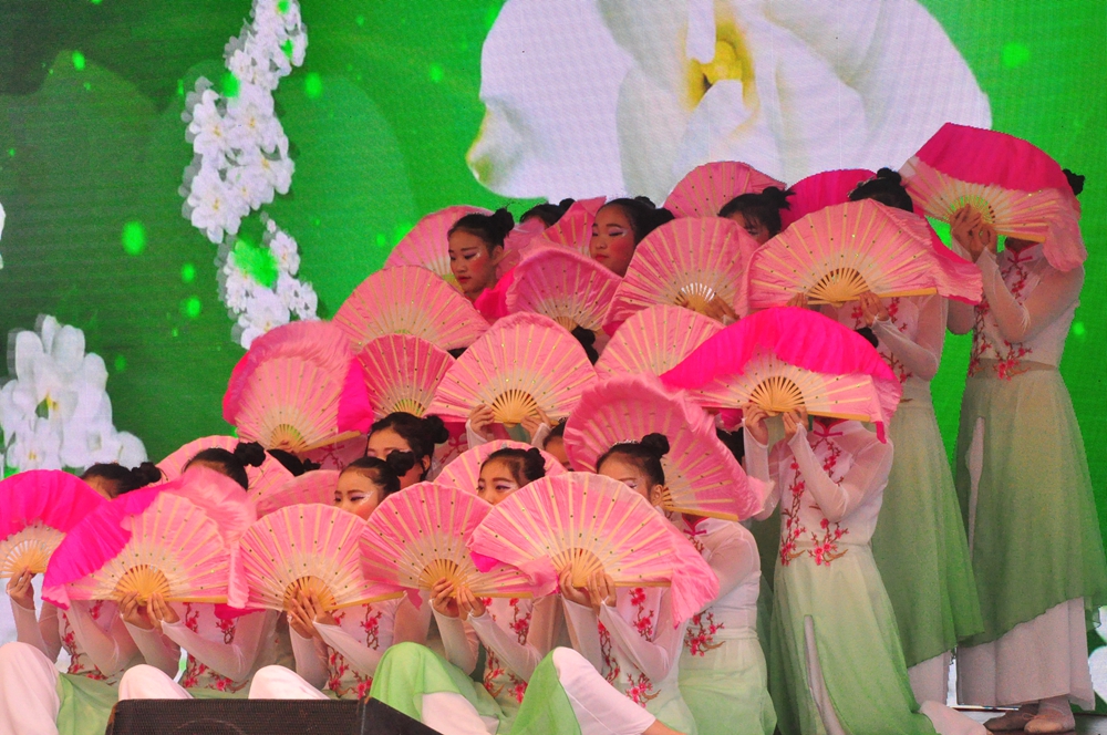 60余所“共同体”学校共同见证滨河学校奋发、奋勇、奋进的10年