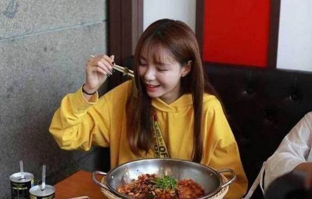 张馨予披军大衣,张馨予穿亮黄外套亮相