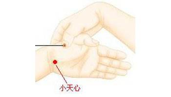 宝宝受到了惊吓别着急，3个简单易学的动作做一做就好了