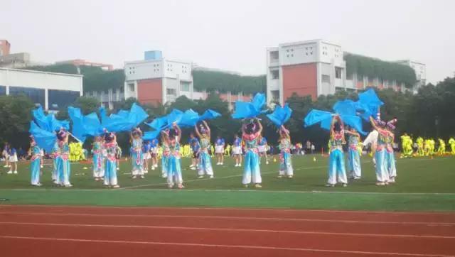 学校运动会第一名是谁,运动会第一名学生表演