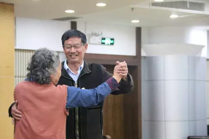 重返母校80后的回忆,重返六十年前的母校