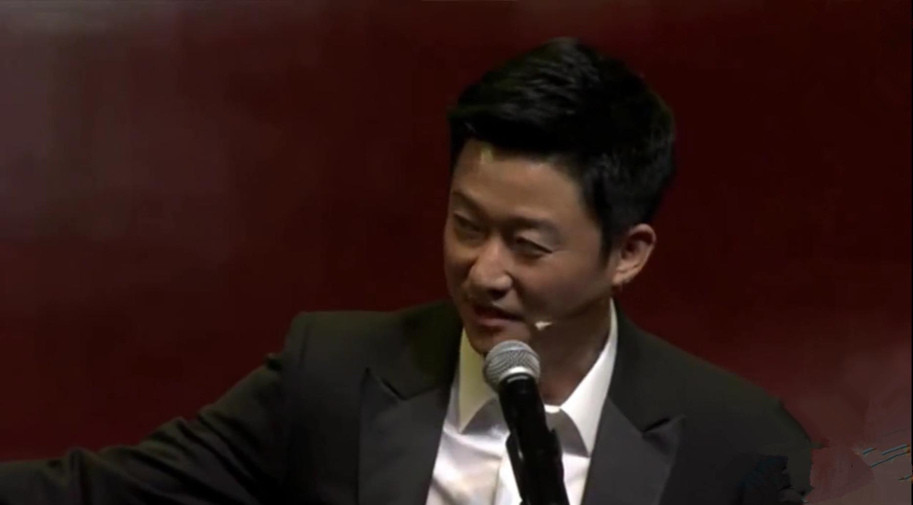 岳云鹏冲着吴京喊：你占得了谁便宜？吴京回答：你*活口**好