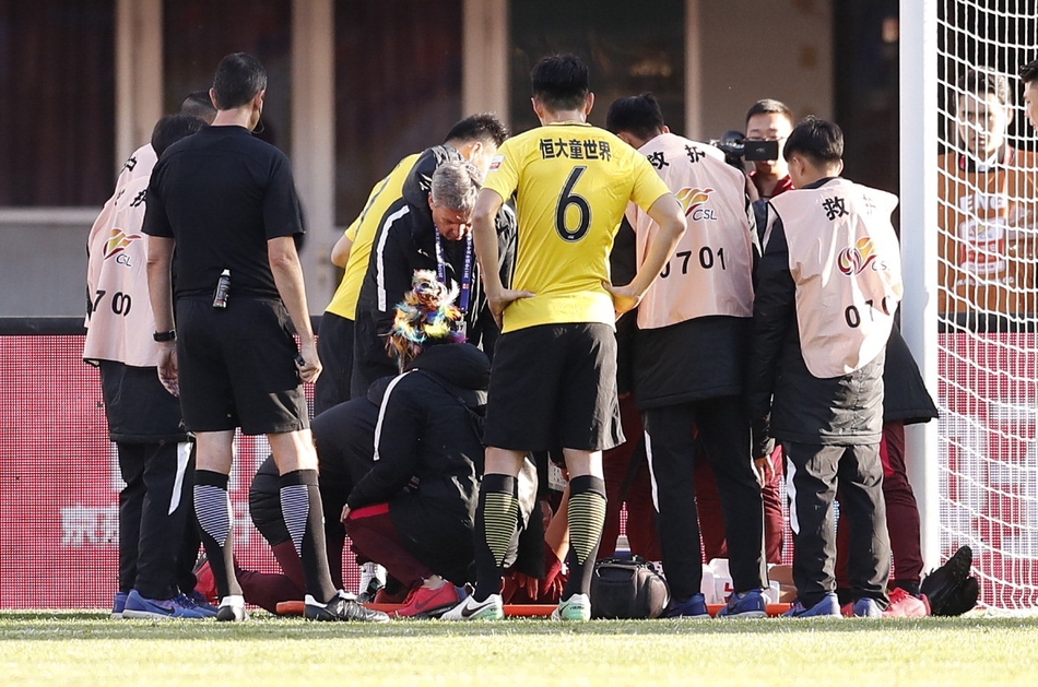 突发!华夏中场大将被队友撞晕,醒后说了这句话让人心疼