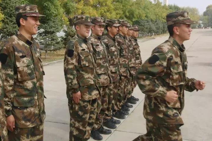 新兵第一天晚上睡不着觉,现实中新兵不起床睡懒觉