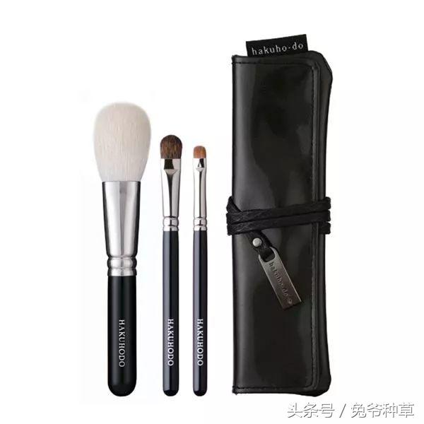 涂抹粉底最好使用化妆刷,化妆刷粉底有刷痕