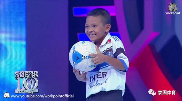 天呐！泰国8岁男孩连续4次射中门框，英超球队为助他成才投入巨资