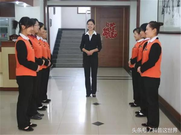 空姐乘务长和乘务员工资差多少,空姐与普通餐厅的服务员有啥区别