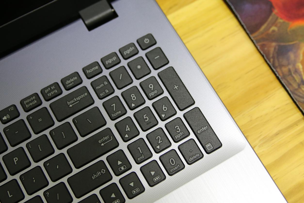 华硕笔记本fl8000u有光驱吗,华硕笔记本fl8000u屏幕