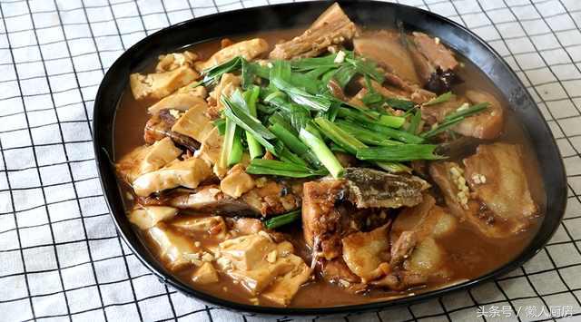 草鱼的家常做法炖鱼放啤酒吗,草鱼和五花肉炖怎么炖好吃
