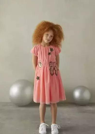 pantone流行色衣服,pantone2022流行色服装搭配