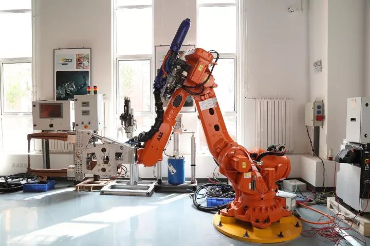 这只“百变金刚”服务奔驰大众,焊出中国八成高端车|产业好声音