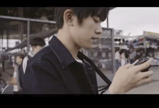 千玺买新鞋舍不得踩,小心翼翼的样子真逗,这么贵的鞋是该保护好