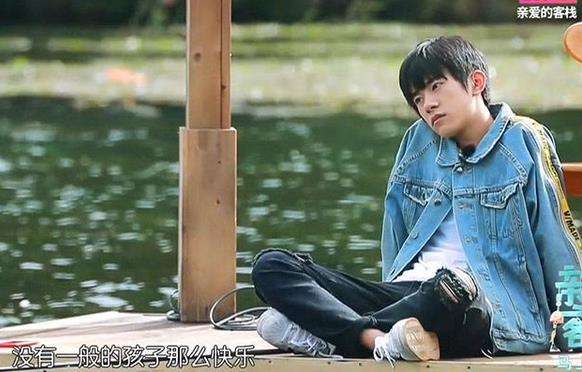 千玺买新鞋舍不得踩,小心翼翼的样子真逗,这么贵的鞋是该保护好