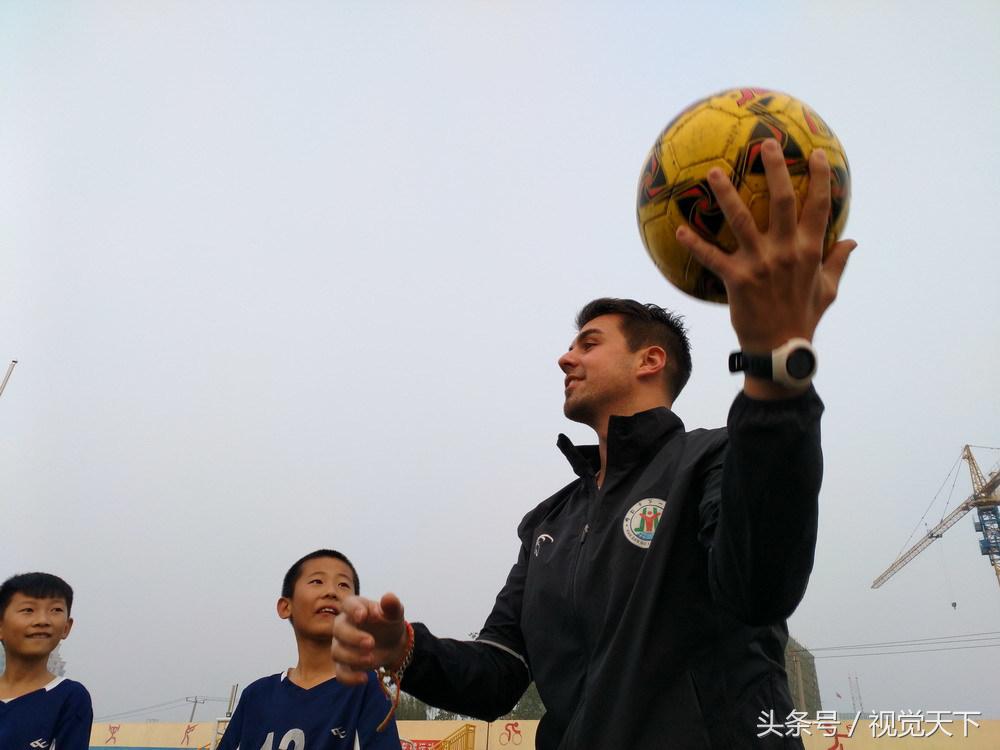 山东滨州:洋外教霸气进校园足球场点兵嗨翻天