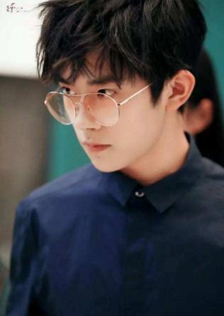 千玺买新鞋舍不得踩,小心翼翼的样子真逗,这么贵的鞋是该保护好