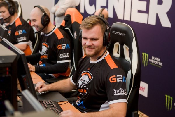 妹子参加线下比赛惨遭16:0吊打!玩CSGO的难道都找不到女朋友?