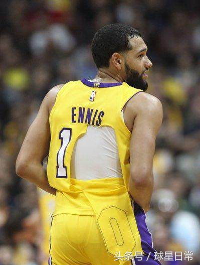 耐克花10亿换来的球衣赞助，还会掉色，球迷吐槽还不如淘宝