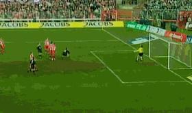 足球场上超级搞笑片段,足球场上搞笑瞬间