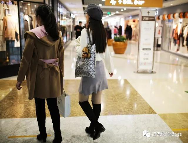 背lv包包的女孩视频,年轻女孩背lv是不是老气