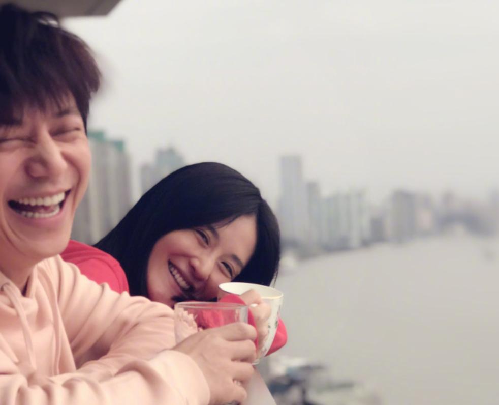 这才是怀孕该有的样子！谢娜孕后首次工作，胳膊变粗脸也圆了