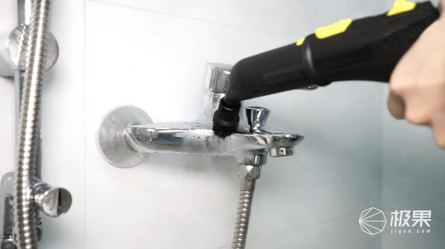 地板上粘东西了怎么弄掉,地板上粘了水泥怎么办