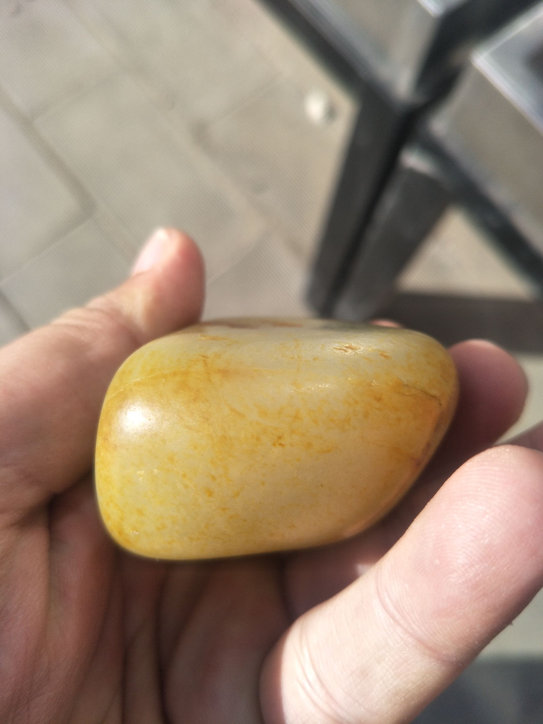 红皮白肉籽料400克原石值多少钱呀,几十公斤重的金黄色黄蜡石籽料