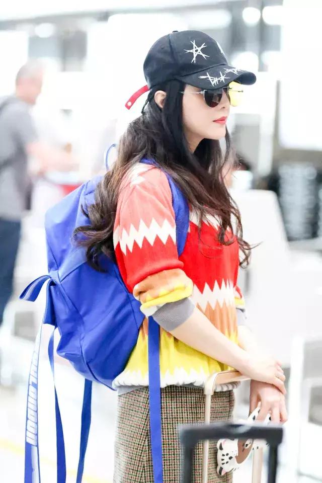 刘雯背过的红蓝色包包,刘雯和热巴双肩包