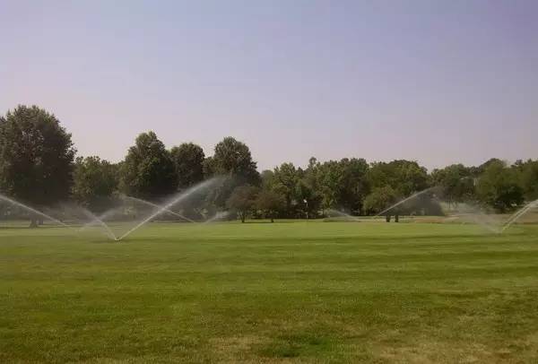 高尔夫球场浇的是什么水,高尔夫球场用什么水灌溉