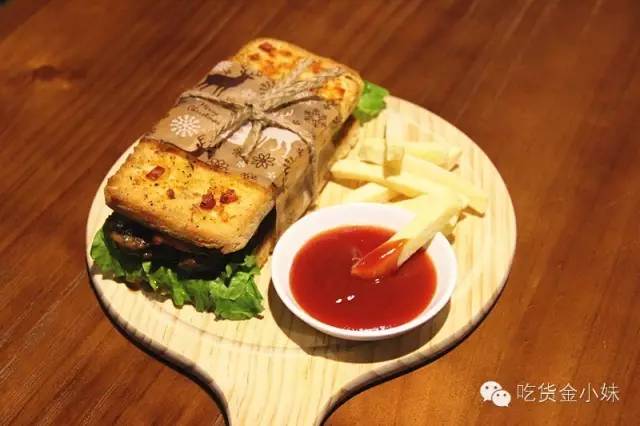 纸牌屋里的烤肋排来南京了！但要坐在公路上吃你敢不敢？！