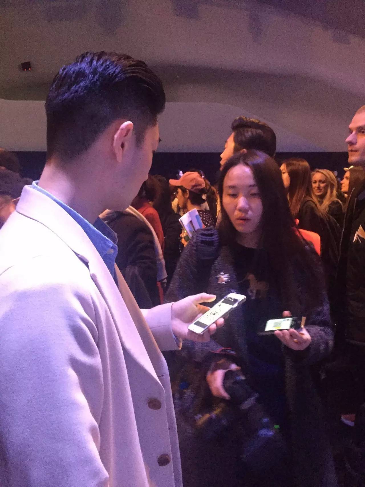 韩国街拍高清时装秀,韩国时装周街拍情侣