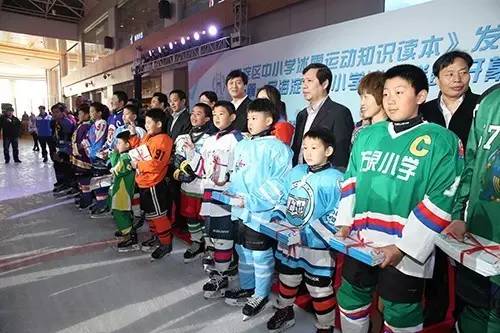 2021年北京市小学生旱地冰球联赛,勇敢者游戏小孩