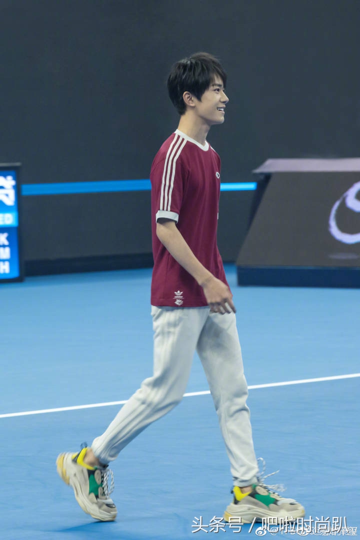 赵丽颖穿高帮鞋子,赵丽颖机场同款白色运动鞋