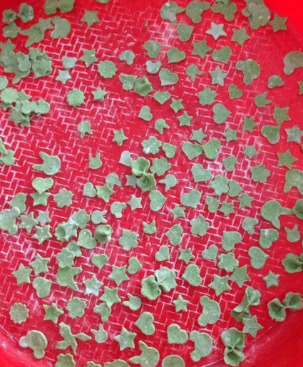 宝宝面条自己做蝴蝶面,一岁宝宝自制蝴蝶面做法