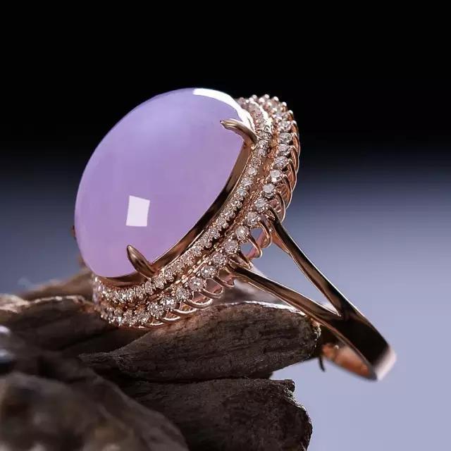 影视界貌不出众的“肥姐”！千万翡翠从不离身！