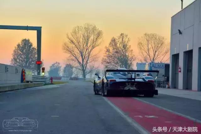 摩德纳帕瓦罗蒂,超跑足球