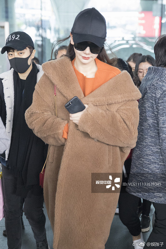 戚薇最新穿白色大衣的机场视频,戚薇驼色泰迪大衣