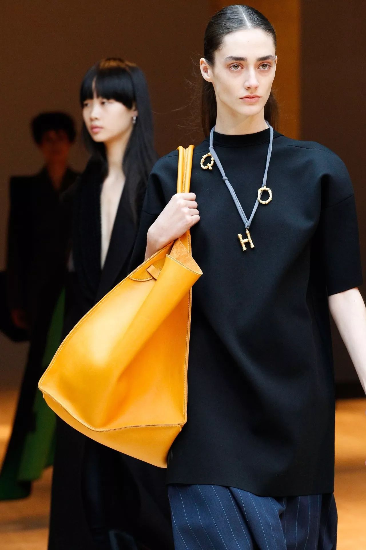 月薪5000的我是怎么存钱买房的,月入多少穿得起celine