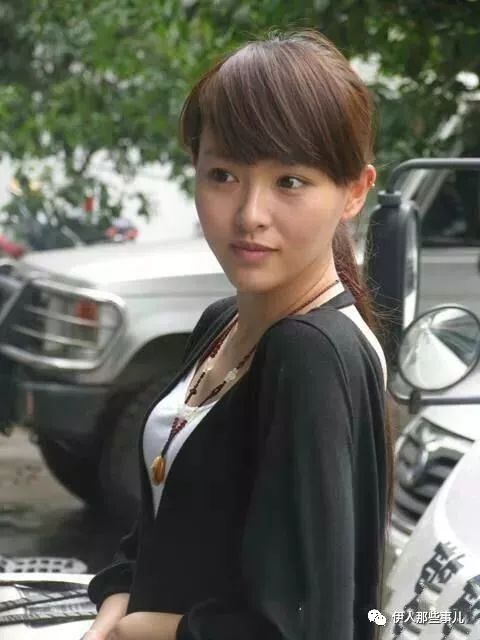 唐嫣衣着宽松引争议,唐嫣气质穿搭